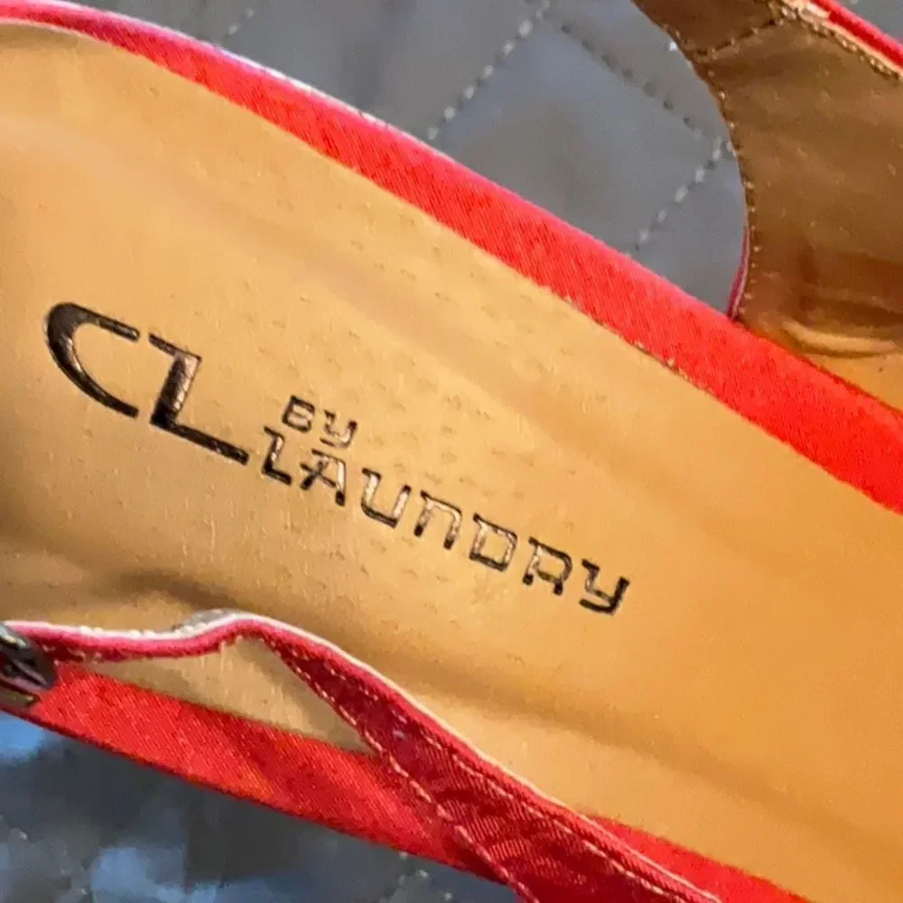 NWOT C L LAUNDRY satin upper peep toe wedges in size 11